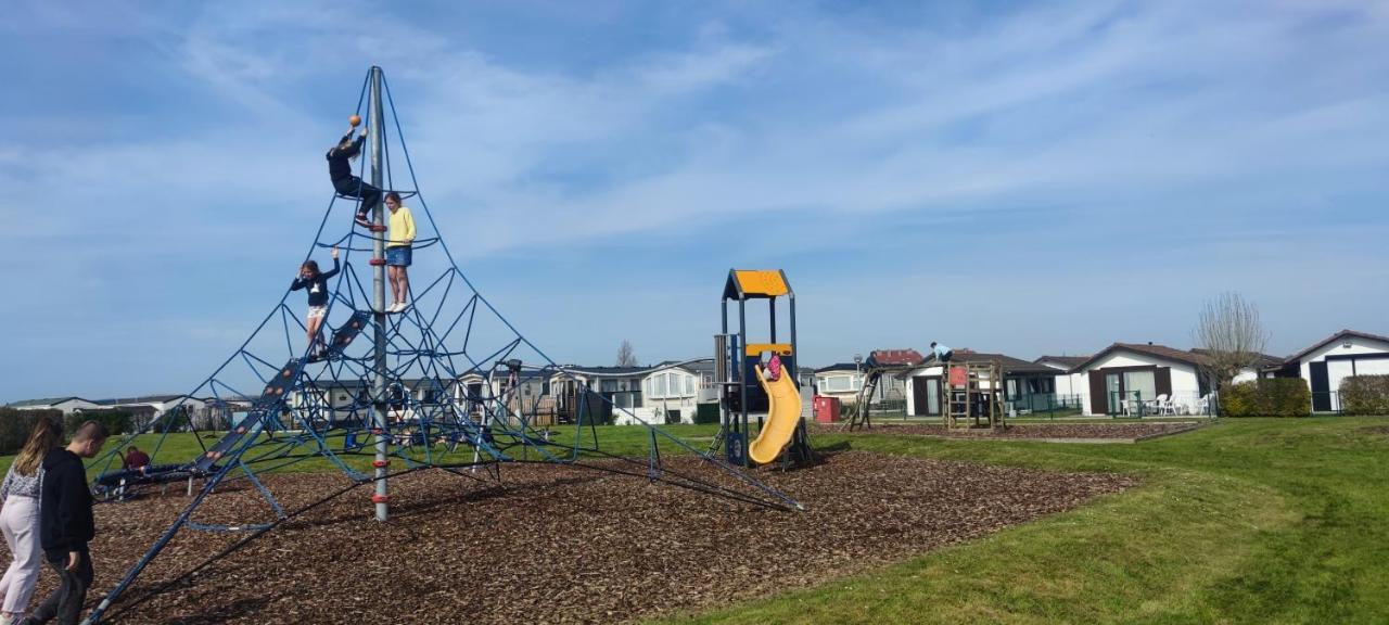 Przytulny Domek Holenderski Z Podgrzewanym Odkrytym Basenem Do Dyspozycji Gosci De Haan Luaran gambar